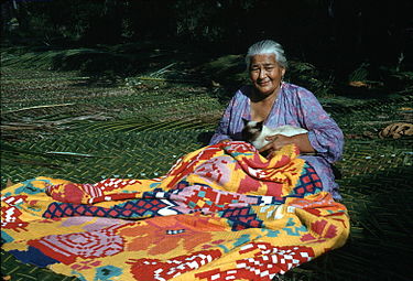 375px Woman sewing a tivaevae Rarotonga