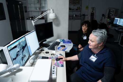 Dr Catherine Smith foreground and Hokimate Harwood in the SEM imaging suite at the British Museum London. Adam Rowley Dr Catherine Smith foreground and Hokimate Harwood in the SEM imaging suite at the British Museum London. Adam Rowley