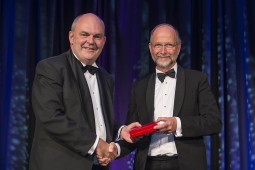 Ian Reid receieves rutherford medal from steven joyce web 255x170