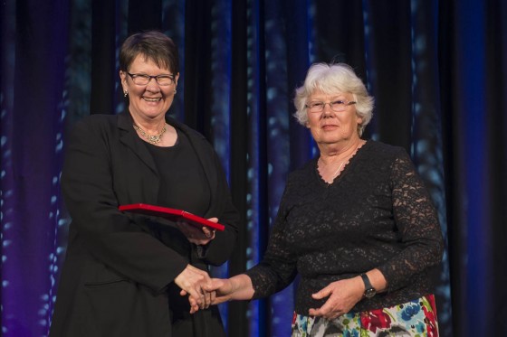 Ruth Fitzgerald receives Te Rangi Hiroa Medal from Philippa Black 560x373