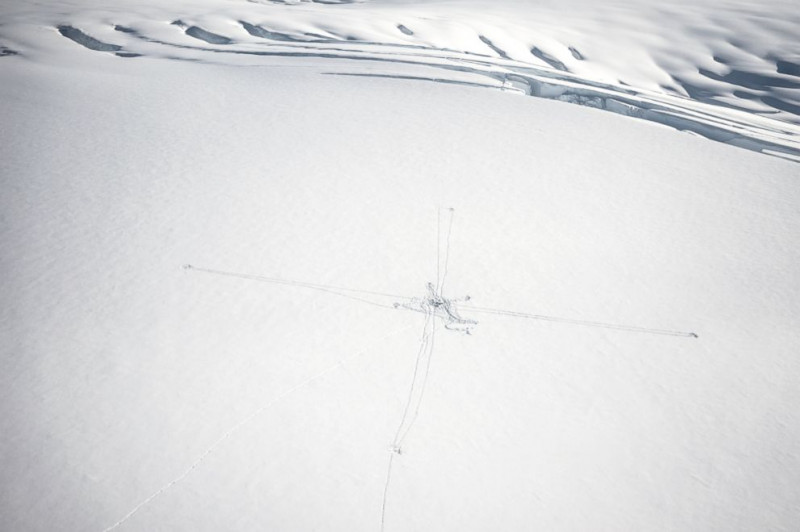 erebus 10 aerial view Aerial photo of 150x150m MT sounding system in the snow