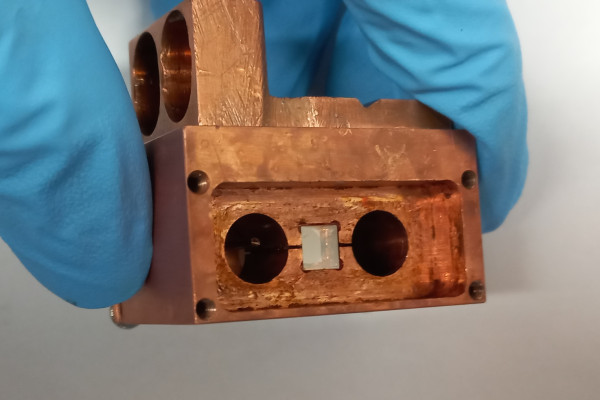 microwave cavity with crystal resize microwave cavity with crystal resize